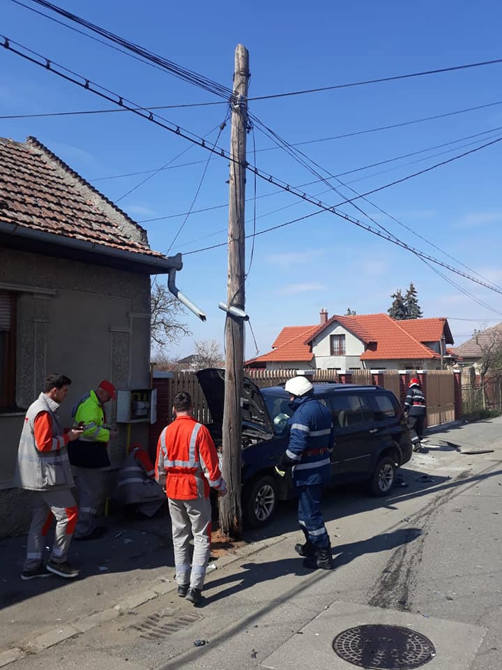 FOTOGALERIE. Accident și pericol de explozie. Două mașini s-au oprit în stâlp și conducte de gaz