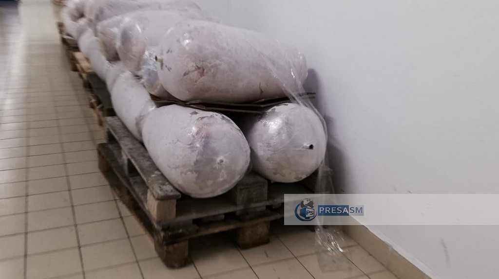 FOTO. Cum se depozitează o parte din carnea de shaorma la mall: pe paleți și cartoane murdare