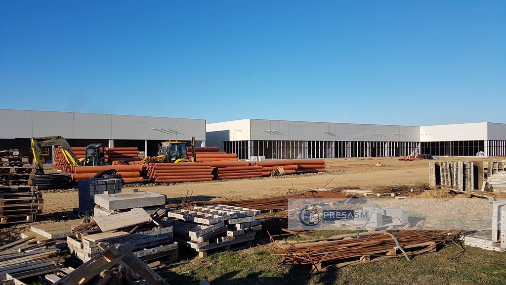 FOTO/VIDEO. Construcția mall-ului cu cinematografe și Decathlon, tot mai aproape de finalizare