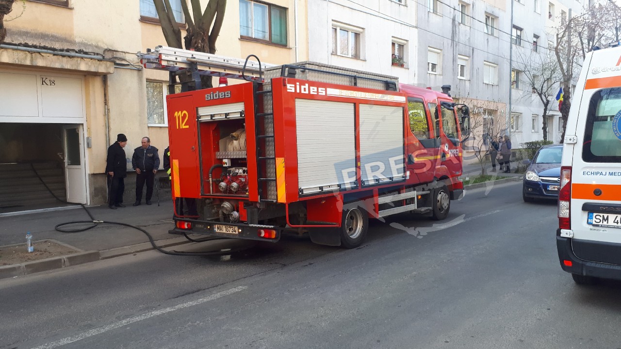 Pompierii, nevoiți să intre cu forța în apartamentul unei femei din Cartierul Micro 16