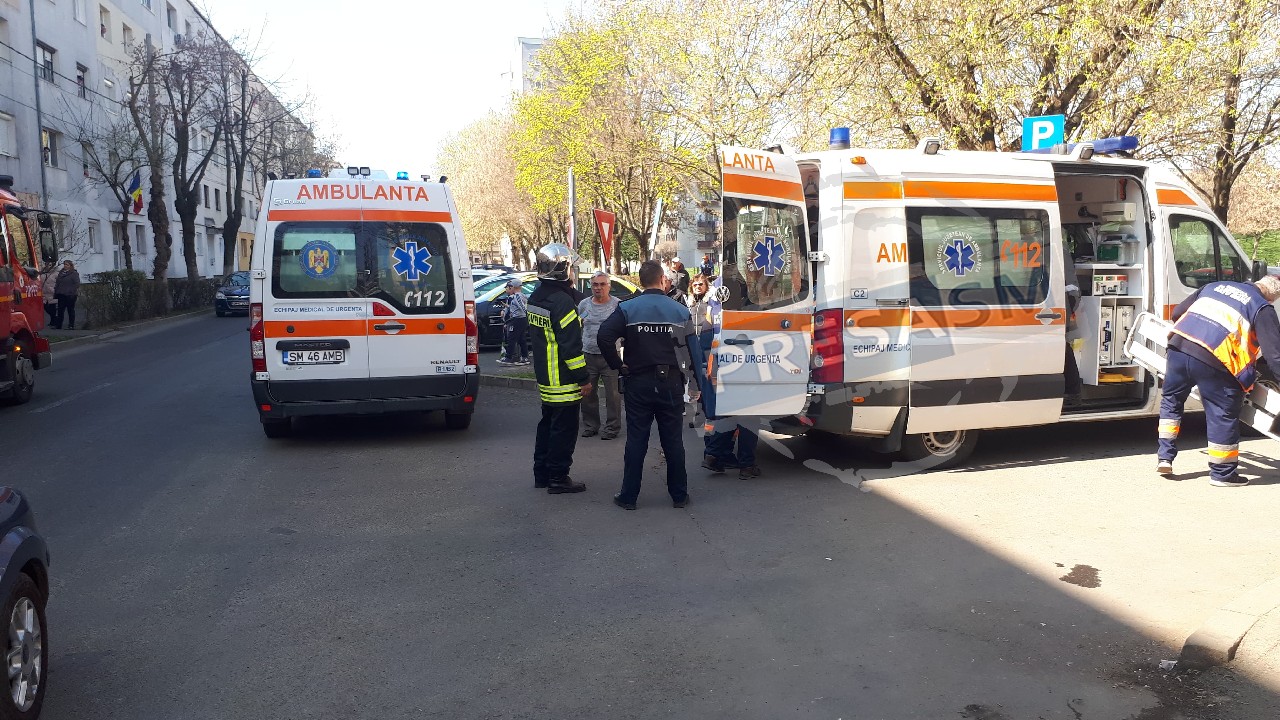 Suspectând că e ”urmărită”, o sătmăreancă s-a năpustit și a avariat o mașină în Cartierul Micro 16