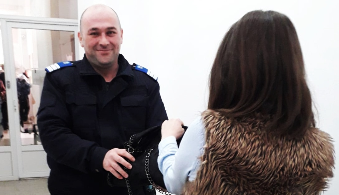 FOTO. O sătmăreancă și-a uitat poșeta cu bani și carduri. Care a fost șansa acesteia