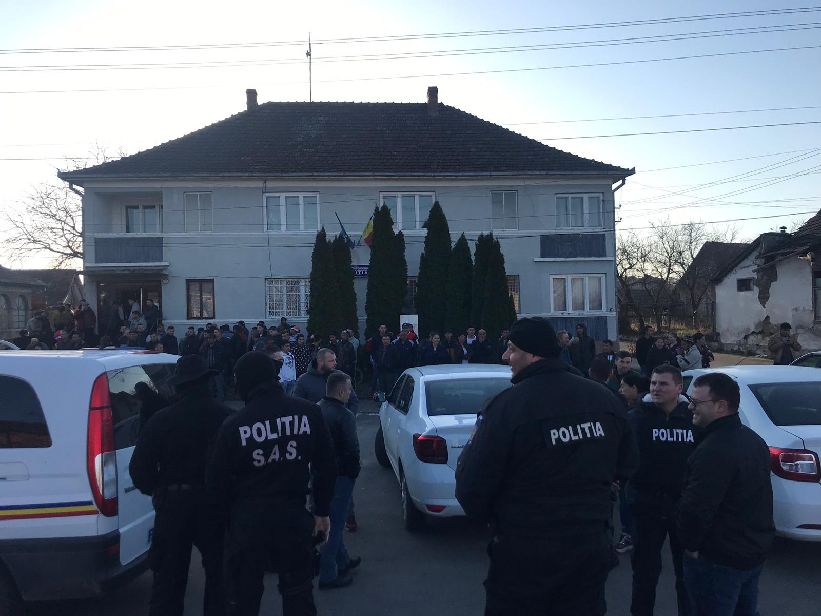 Scandal cu zeci de persoane, apeluri la 112 și Poliție la Primăria Ardud