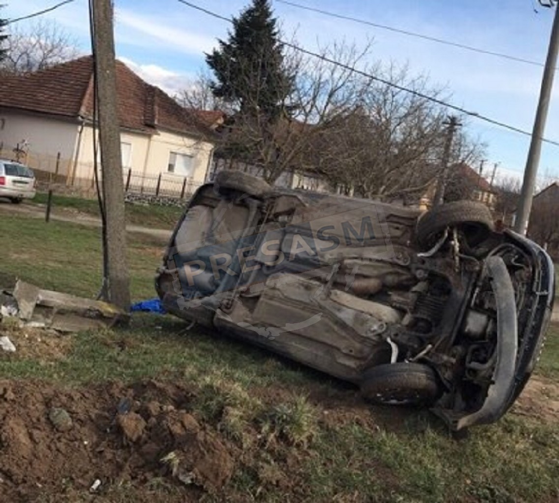 O șoferiță (23 ani) s-a răsturnat astăzi cu mașina în șanț, în județul Satu Mare