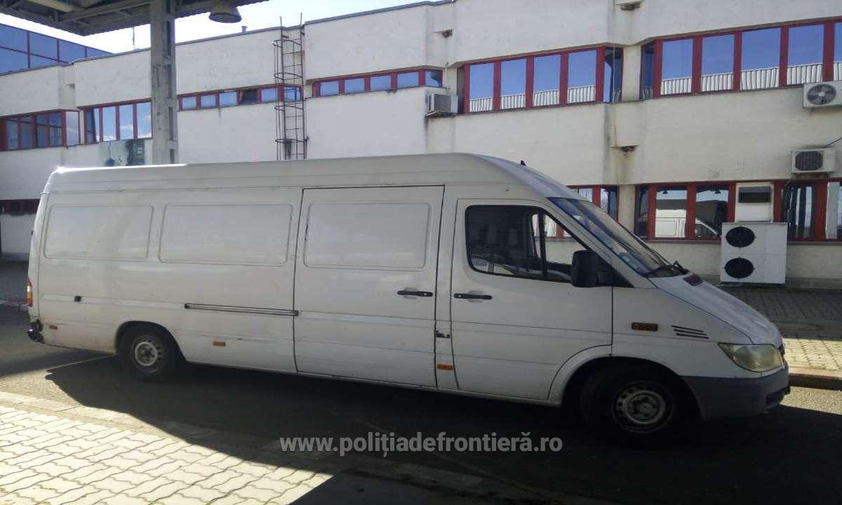FOTO. Contrabandiștii forțează PTF Petea cu microbuzele! Trei dintr-o lovitură!