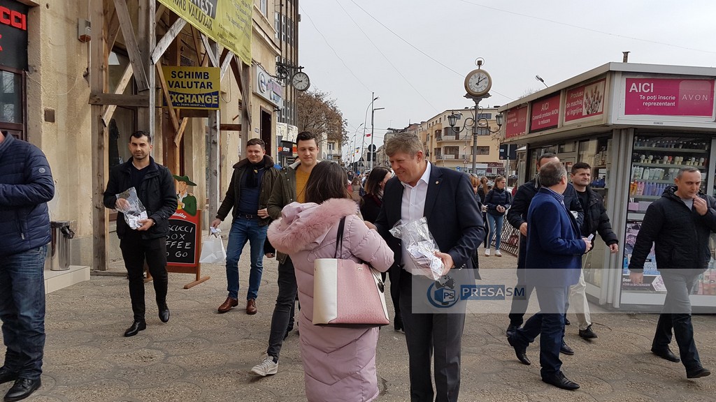 FOTO/VIDEO. Pro România, primul partid din Satu Mare care a împărțit mărțișoare