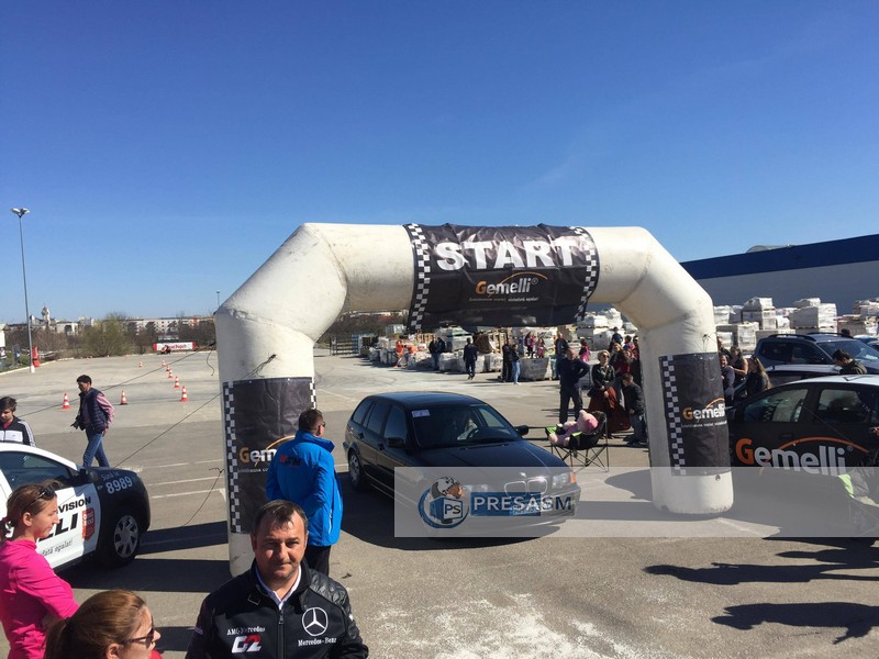 FOTO/VIDEO. Șoferițele fac ”raliuri” în parcarea Auchan. Cai putere și îndemânare