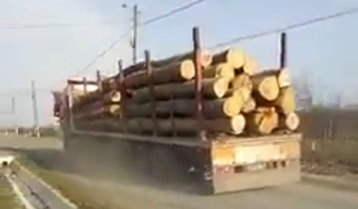 VIDEO. Scandal în județ din cauza camionagiilor. Se cere intervenția urgentă a autorităților