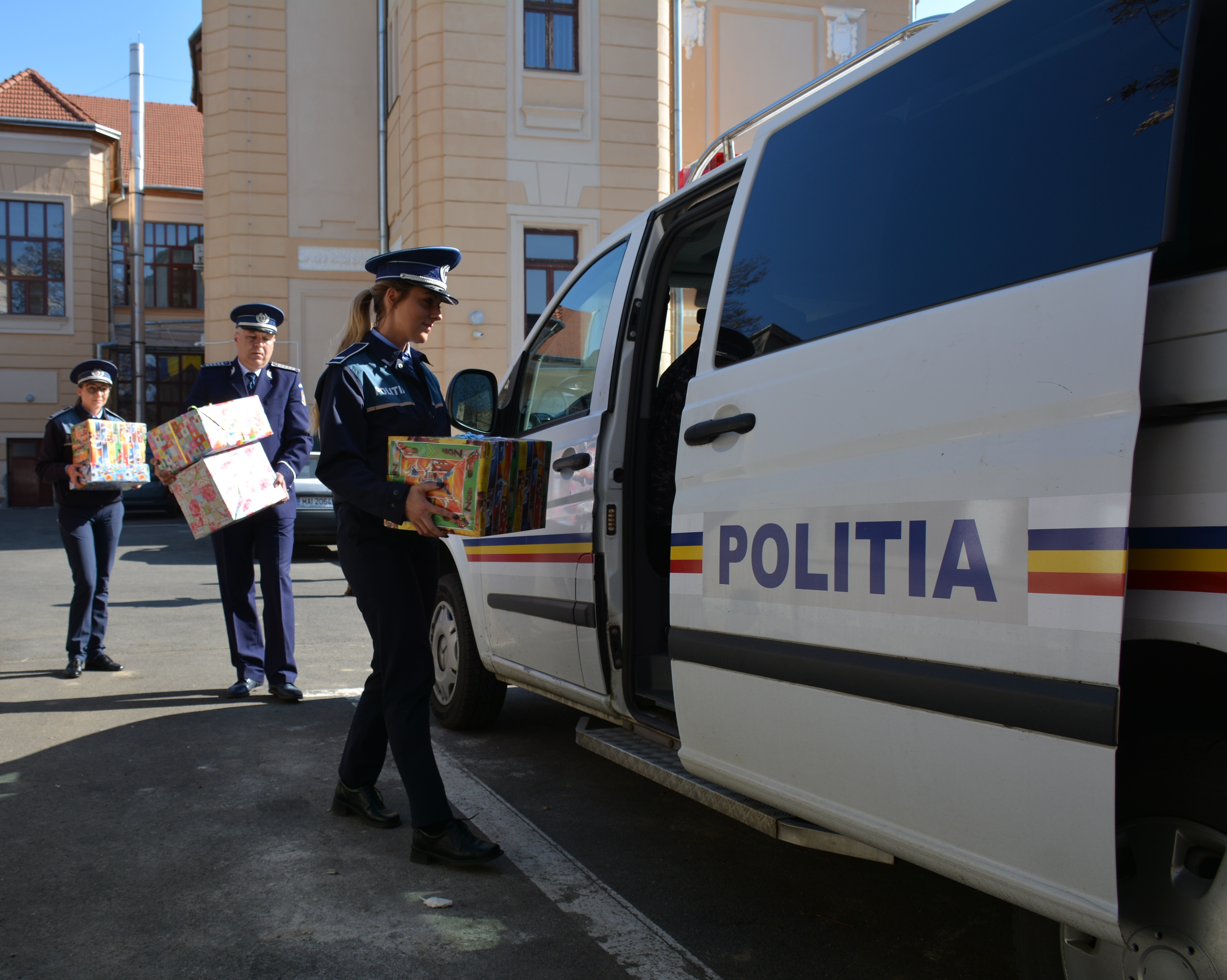 FOTO. Respect! Polițiștii sătmăreni au dus haine pentru copiii nevoiași de la sate