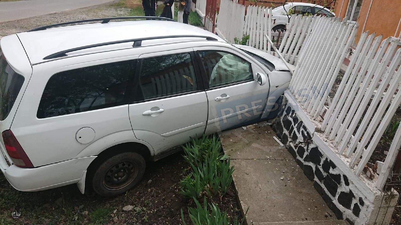 Cu mașina-n poarta omului. Un șofer din județ și-a ”calculat” greșit distanța