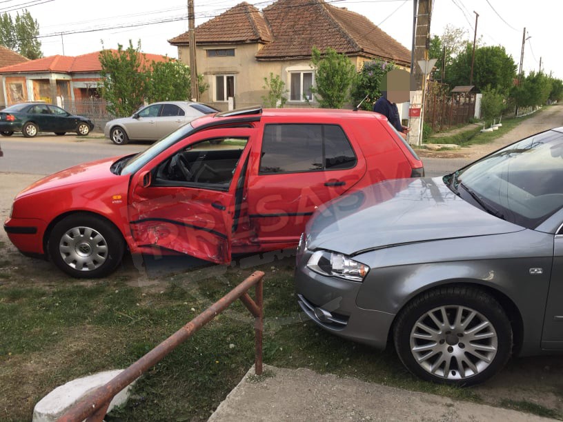FOTOGALERIE. Accident rutier cu victimă. O mamă, cu copii în mașină, la un pas de tragedie