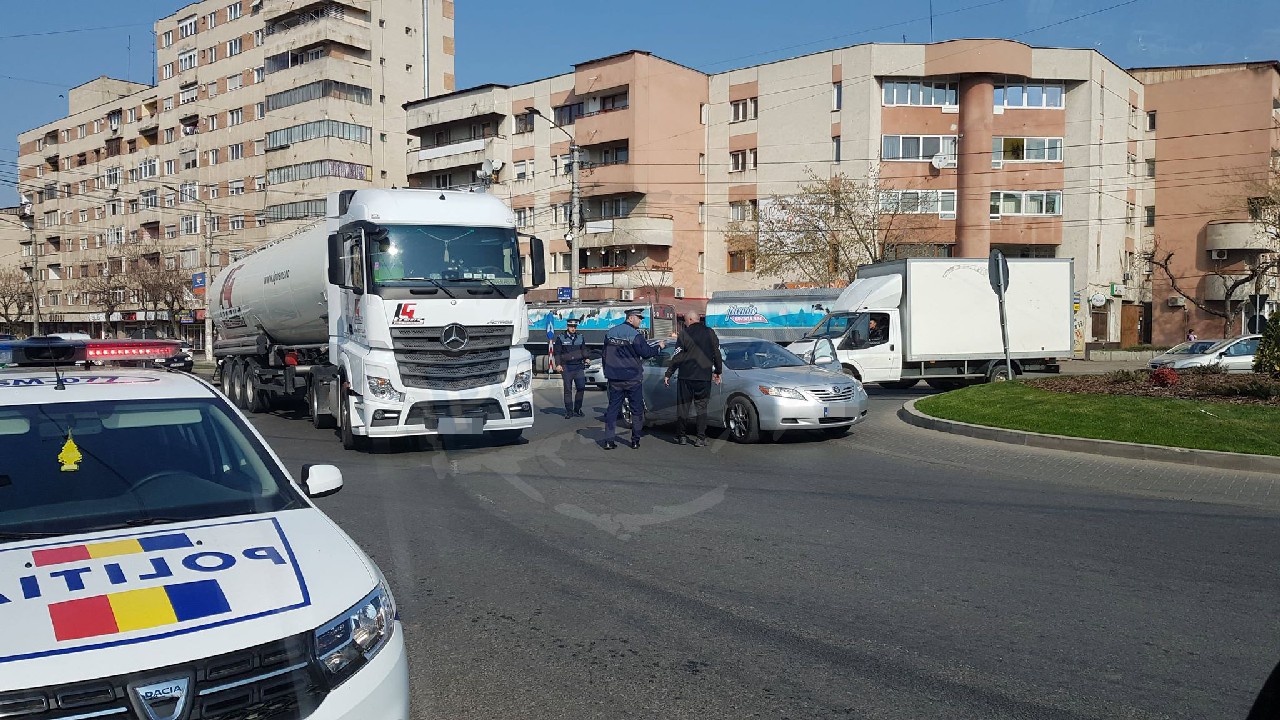 FOTOGALERIE. Accident în sensul de pe Drumul Careiului. Impact între un TIR și o mașină