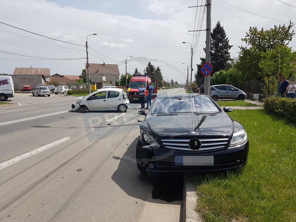 FOTO. Accident grav pe bd-ul Aurel Vlaicu. O șoferiță, preluată de SMURD