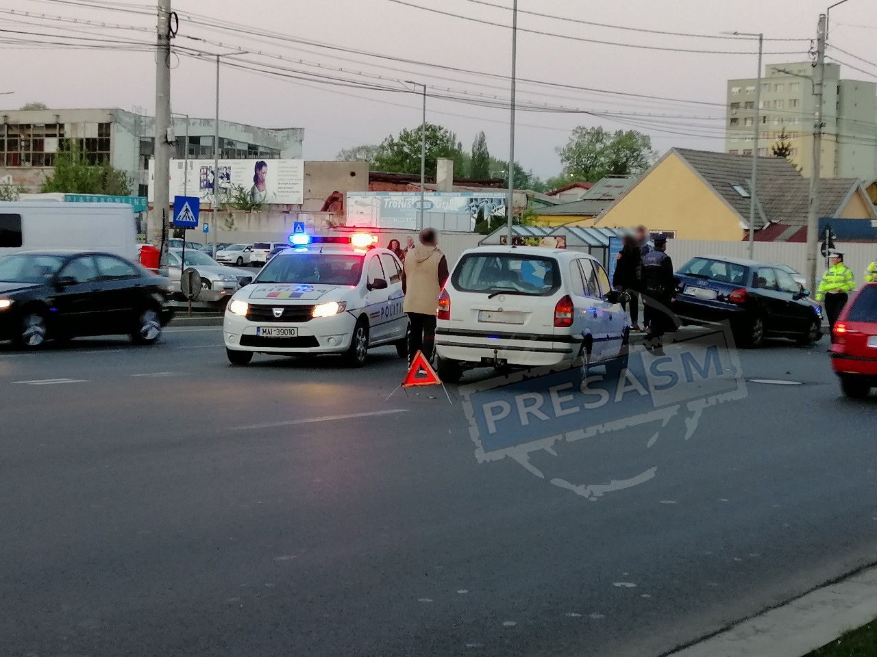 FOTO. Accident pe Drumul Careiului, lângă Kaufland. Mașină proiectată pe bordură