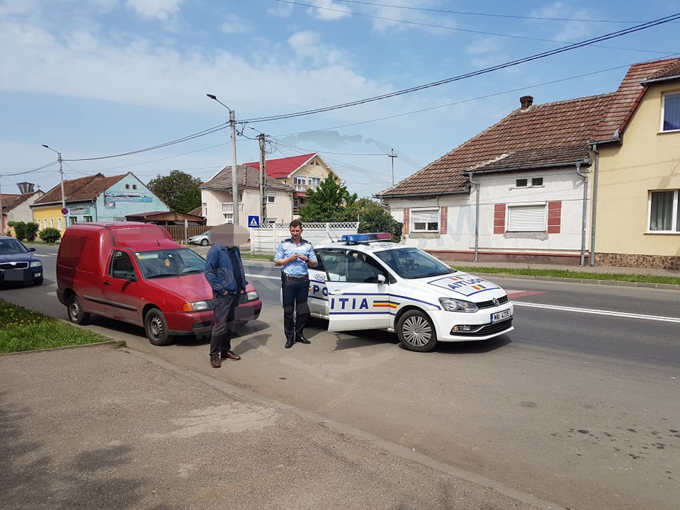 FOTO. Accident rutier în Satu Mare. Un biciclist a intrat direct într-o mașină