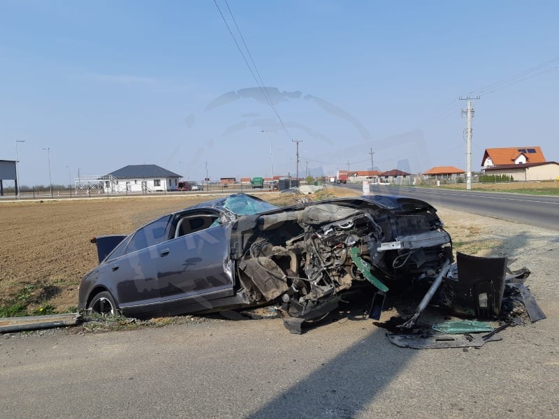 FOTO. Accident pe DN 19 F. A intrat cu mașina într-o autoutilitară