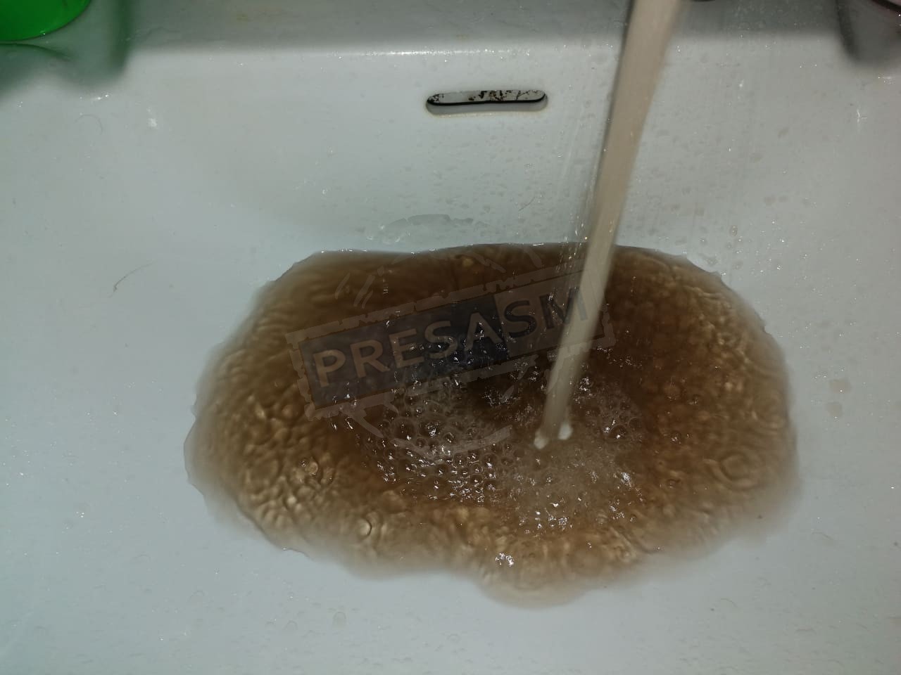 FOTO. Apă murdară la robinete, în toiul pregătirilor pentru Paște