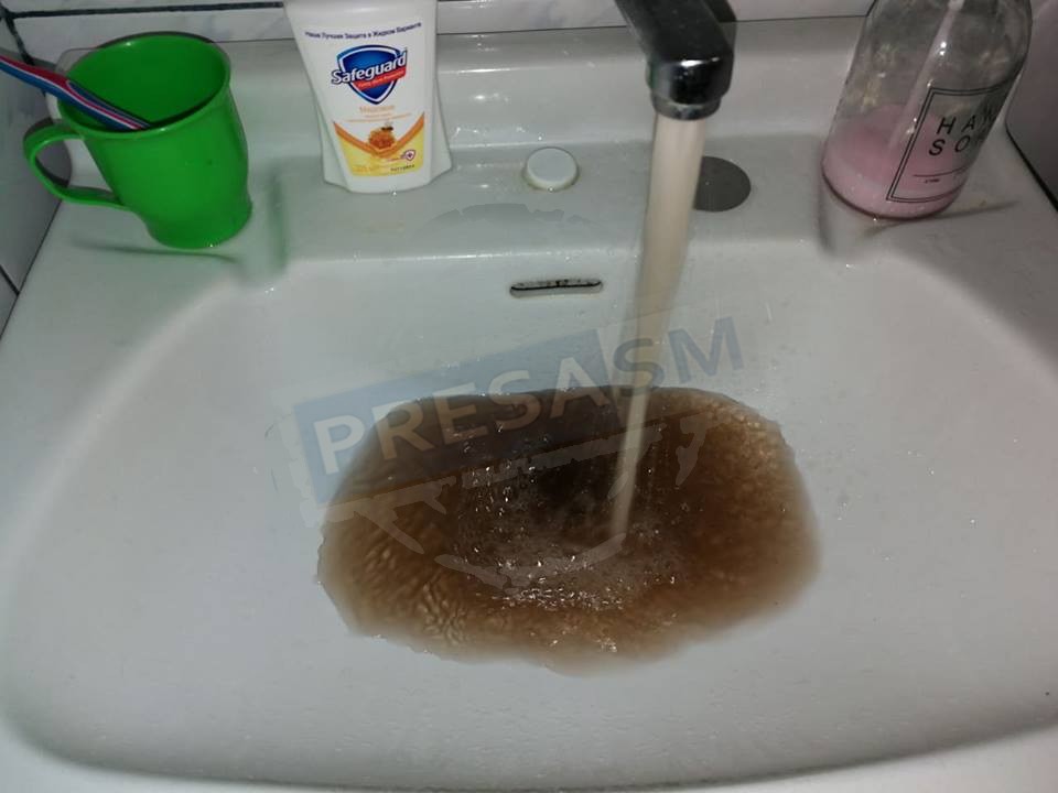 FOTO. Apă neagră la robinete în Vinerea Mare. Apaserv: este forță majoră, mai durează