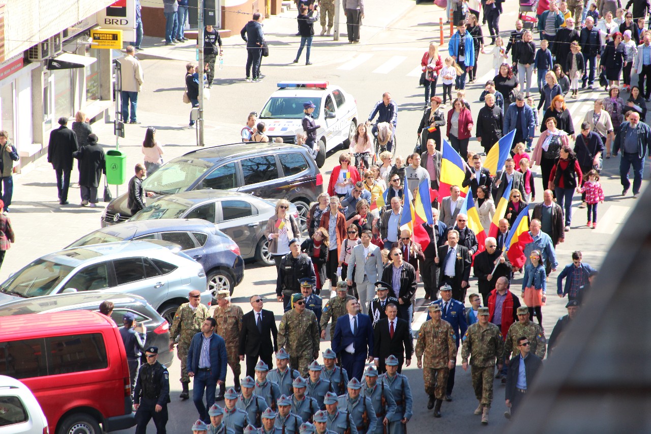 105 ani de la eliberarea Sătmarului. Marș cu drapele tricolore prin municipiul Satu Mare