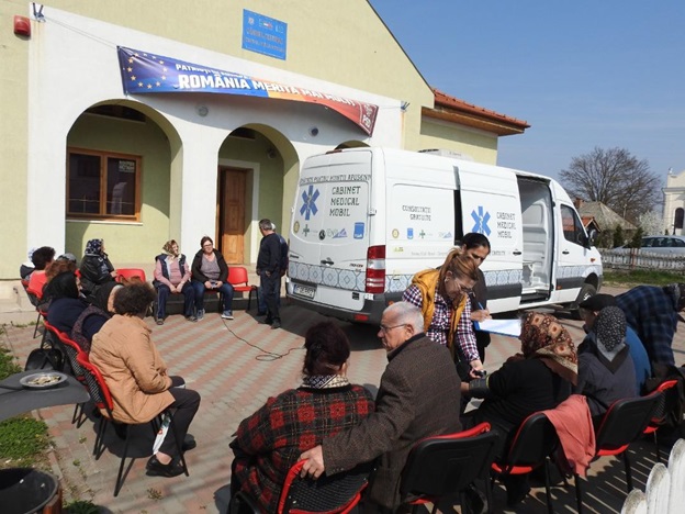 FOTO. "Caravana medicală". Medicii voluntari merg la sate. Sprijin pentru sătmărenii din zonele rurale