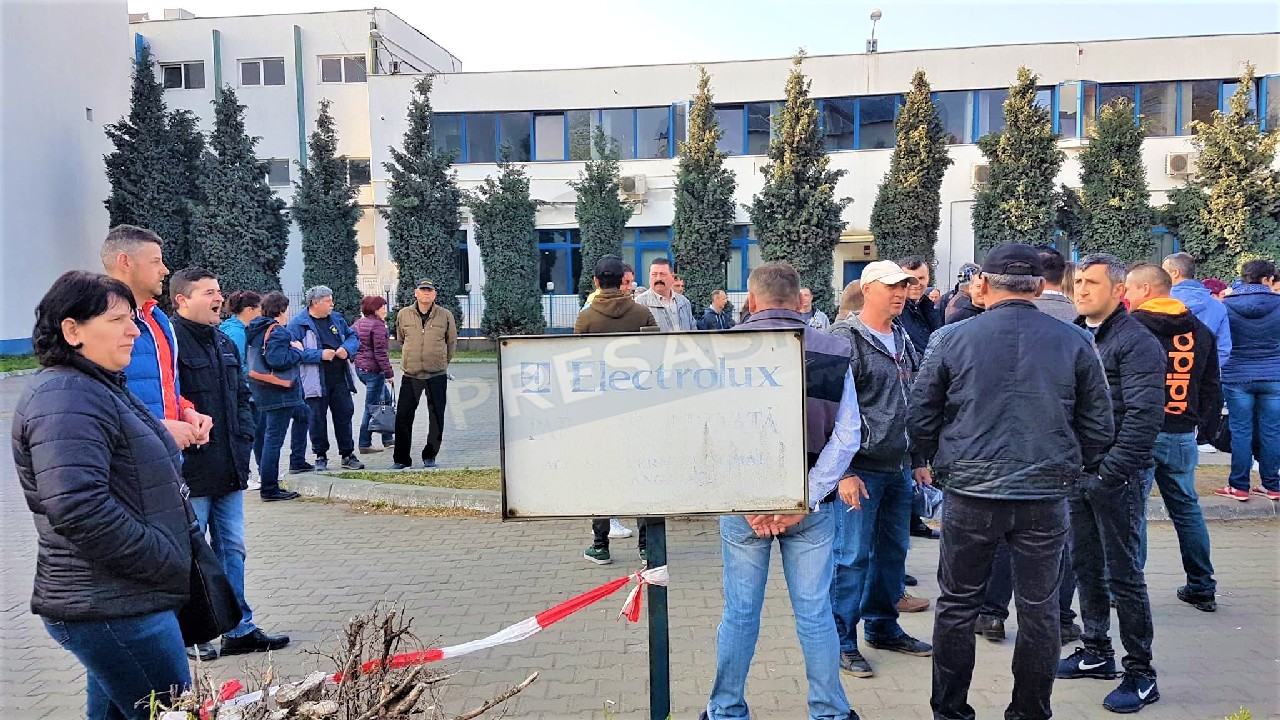 FOTO/VIDEO. #ElectroluxRezist. Greva continuă. Doar 17 persoane au renunțat