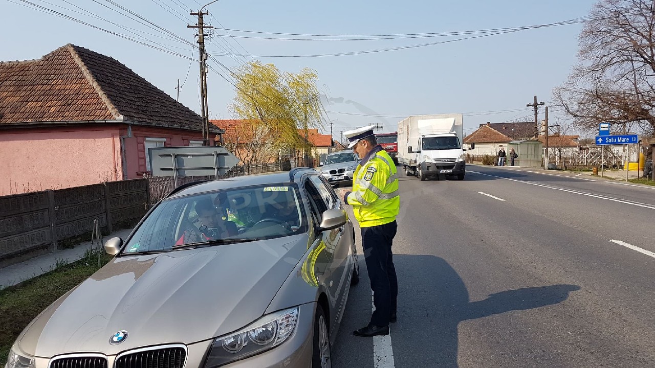 Șofer din Călinești-Oaș, tras pe dreapta de polițiști. Oamenii legii l-au reținut pentru 24 de ore