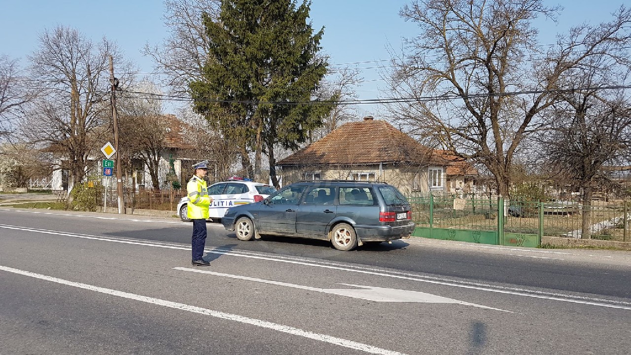 FOTO. S-a ales cu dosar penal, după ce a fost oprit în trafic. Unde a ascuns țigările de contrabandă