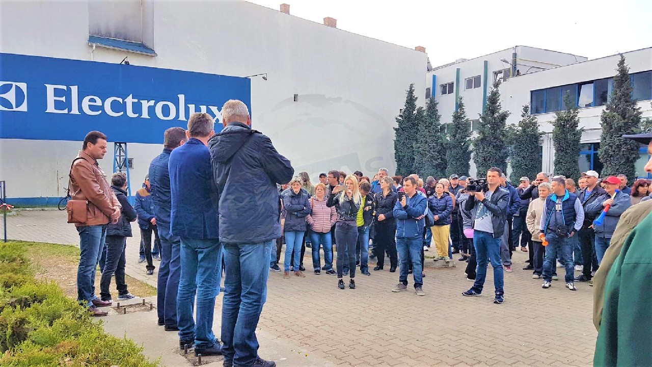 Electrolux: Viitorul fabricii, pus în pericol de grevă. Ce spune compania despre boicot