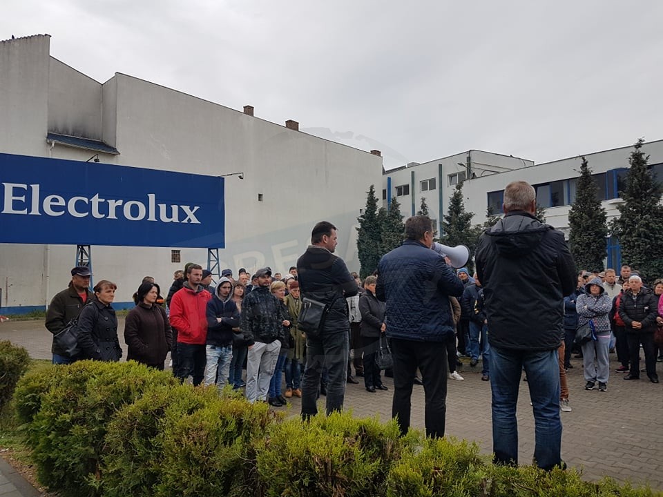 FOTO/VIDEO. Electrolux cere în instanță declararea grevei drept ilegală. ”Război” total