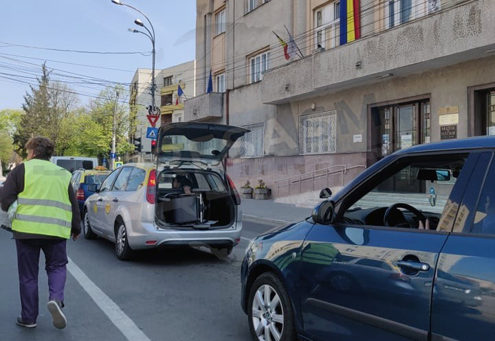 FOTO. Taximetrist cu portbagajul deschis prin Satu Mare. Soluție de avarie