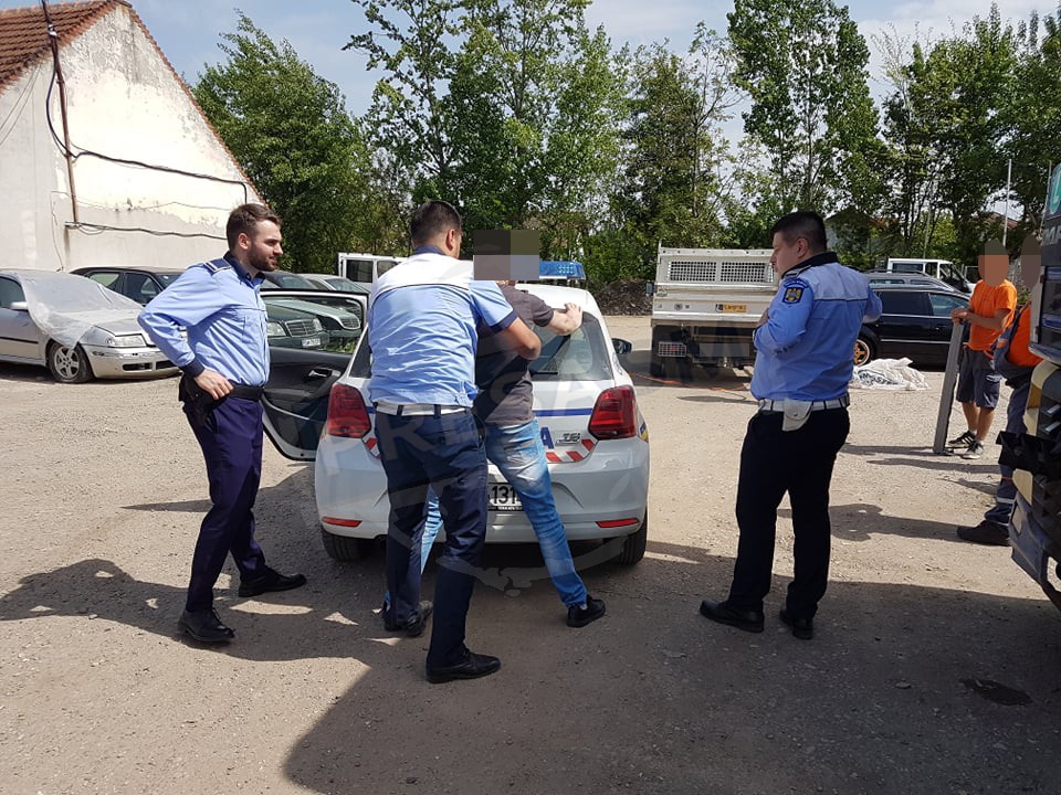 FOTO. Ca-n filme! Autorul accidentului din Satu Mare se ascunde. Complicele l-a "dat în primire" la Poliție