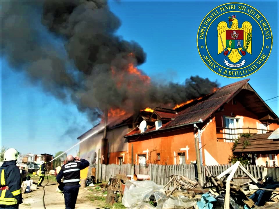 FOTOGALERIE. Acoperișul unei case din municipiu, mistuit de flăcări. Ce spun pompierii