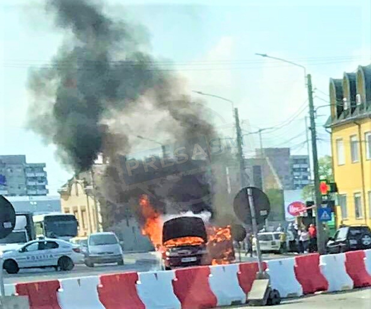 FOTO/VIDEO. O mașină a luat foc, în zona Burdea. A ars complet