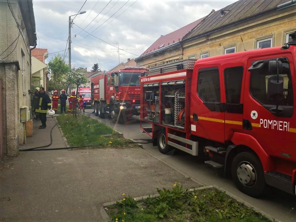 FOTO/VIDEO. Incendiu la o casă din centrul municipiului Satu Mare. Desfășurare de forțe