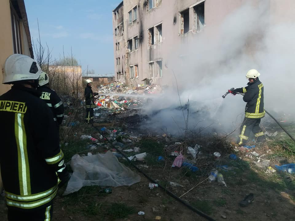 FOTO. Incendiu în municipiul Satu Mare. Blocul, la un pas să fie cuprins de flăcări