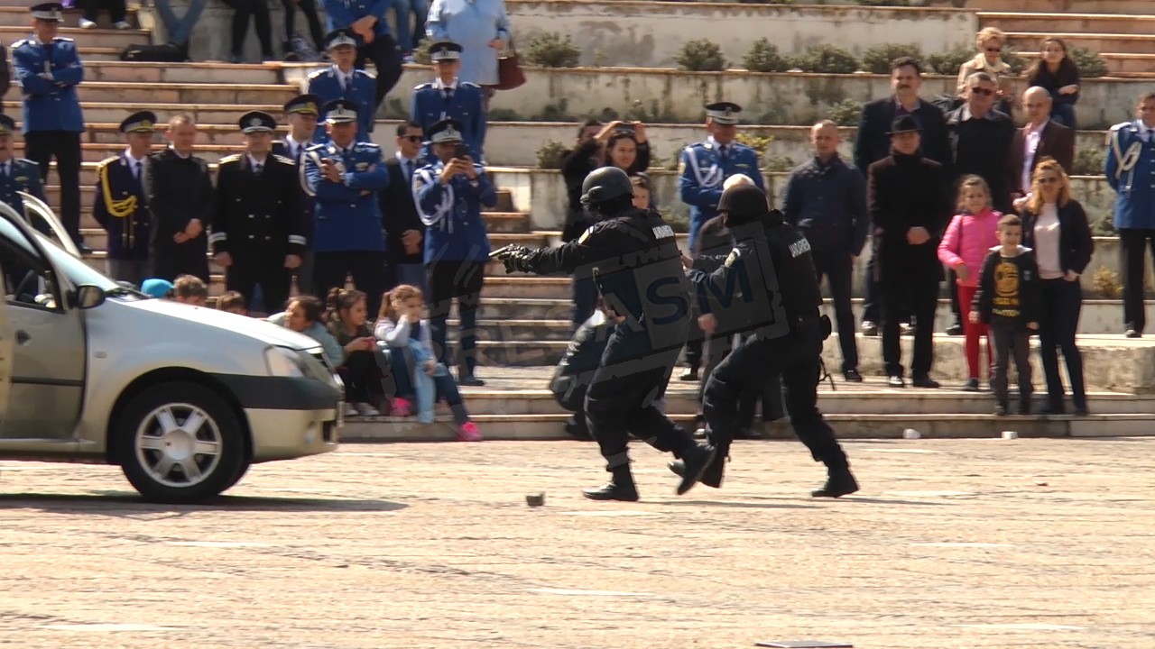 FOTO/VIDEO. Demonstrații de forță ale jandarmilor în centrul Sătmarului