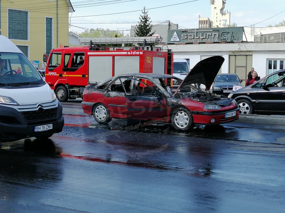 FOTO/VIDEO. Mașină făcută scrum la Burdea. Pompierii au stabilit cauzele incendiului