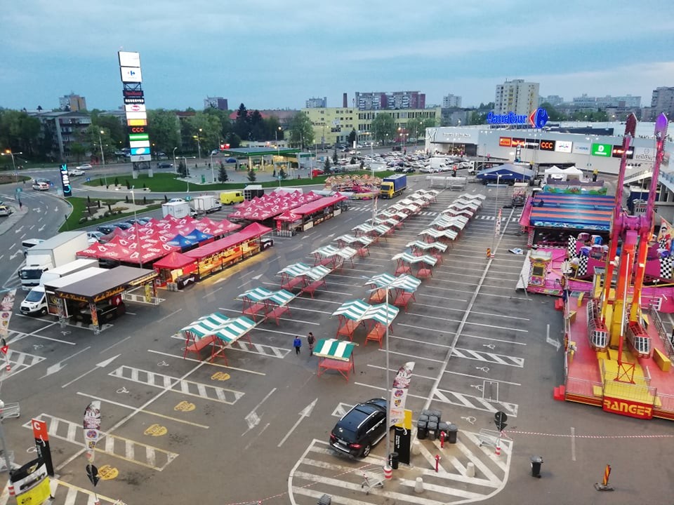 FOTO/VIDEO. A fost instalat cel mai mare parc de distracții la NEPI Satu Mare. Urmează distracția