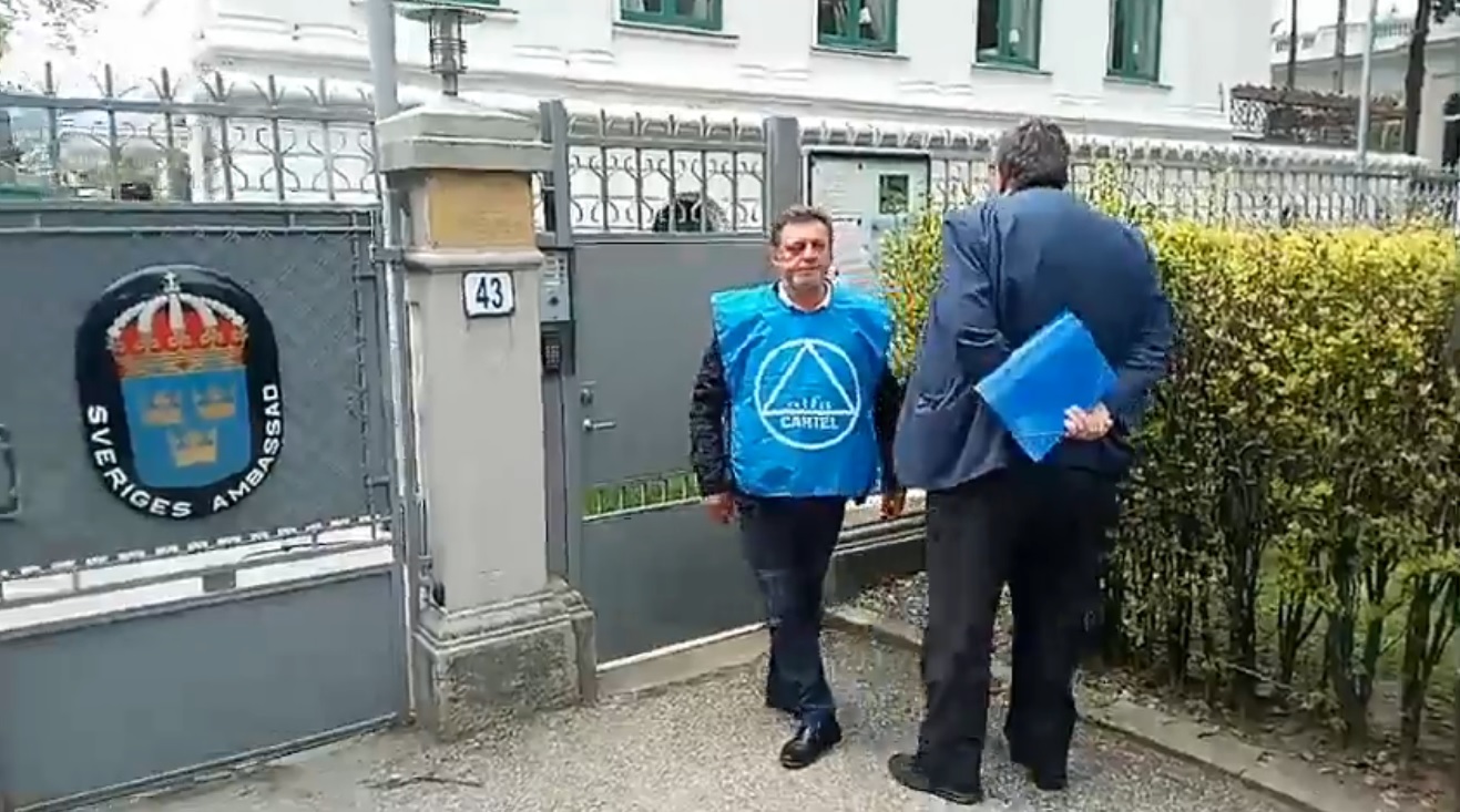 VIDEO. Greviștii de la Electrolux, pichet în fața Ambasadei Suediei