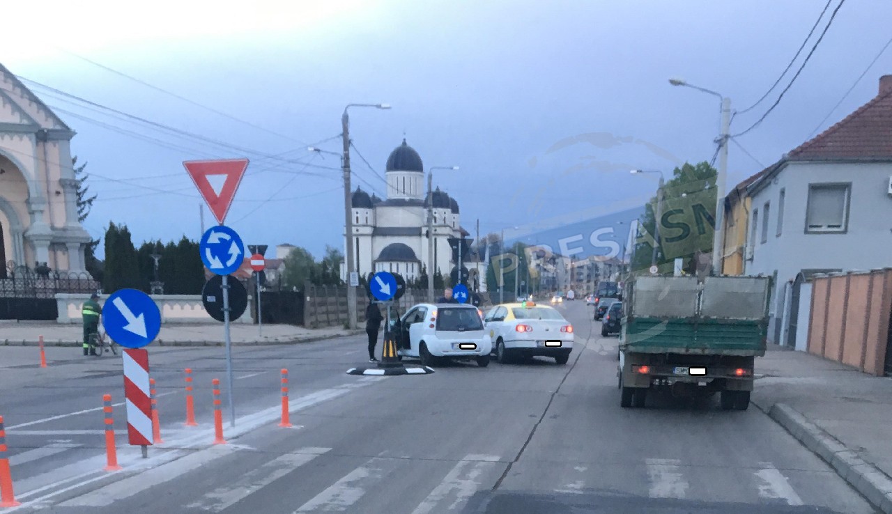 FOTO. Primul accident în noul sens de pe Drumul Botizului. Impact între un taxi și o mașină mică