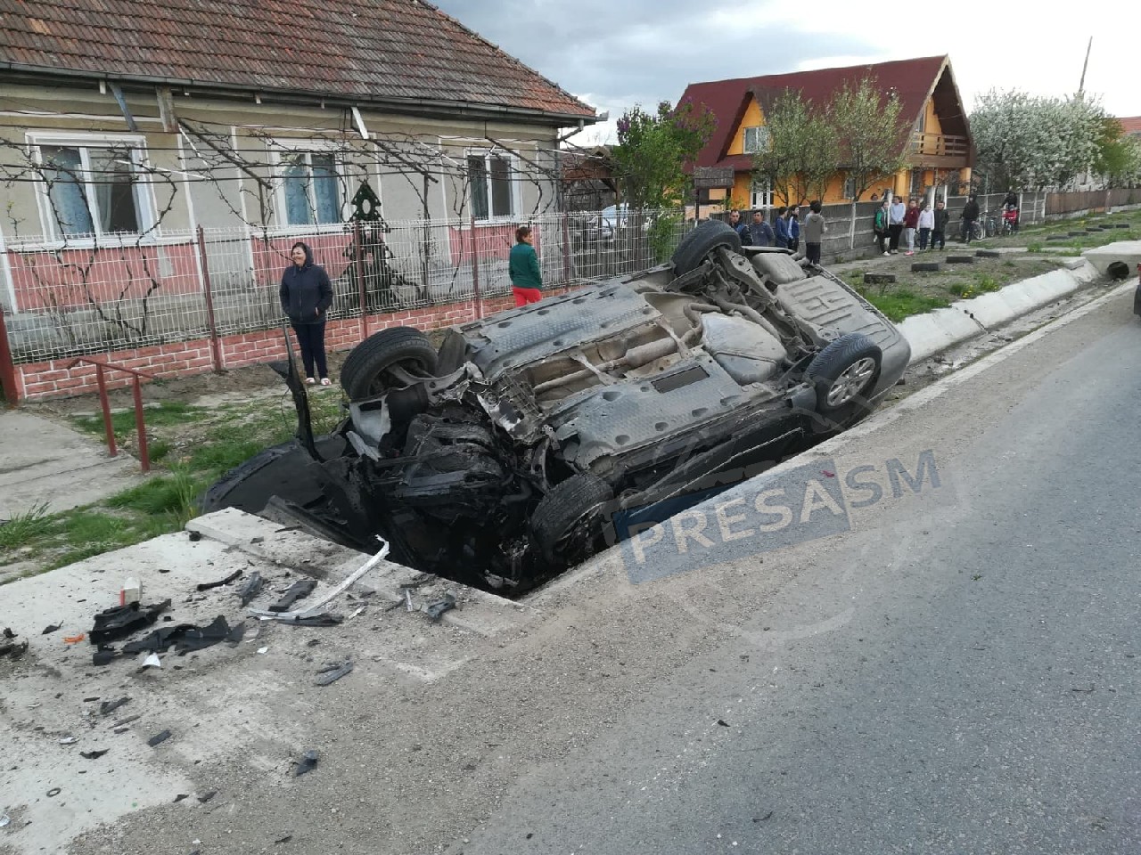 FOTO. Accident rutier. Un tânăr s-a izbit cu mașina de un cap de pod