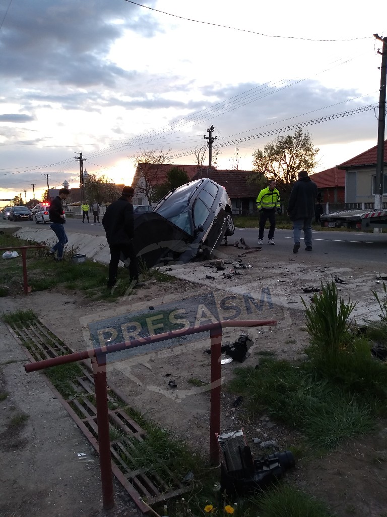 FOTO. Un puștan (18 ani) vitezoman s-a oprit cu mașina într-un cap de pod