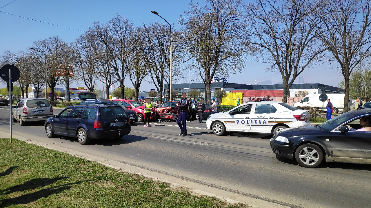FOTOGALERIE. Accident în lanț pe Drumul Careiului. Patru mașini avariate