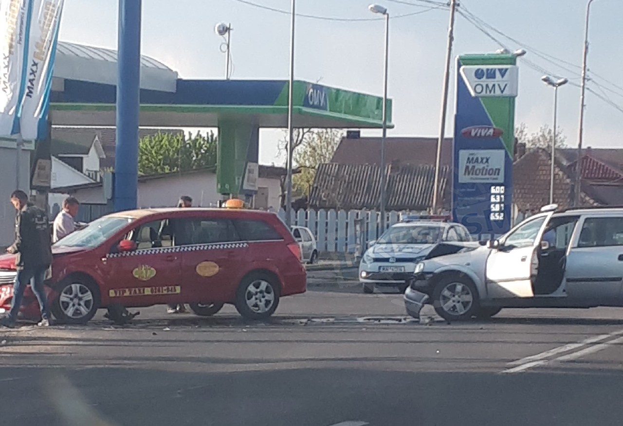 FOTO/VIDEO. Accident cu victimă pe B-dul Lucian Blaga. Impact între un taximetru și un Opel