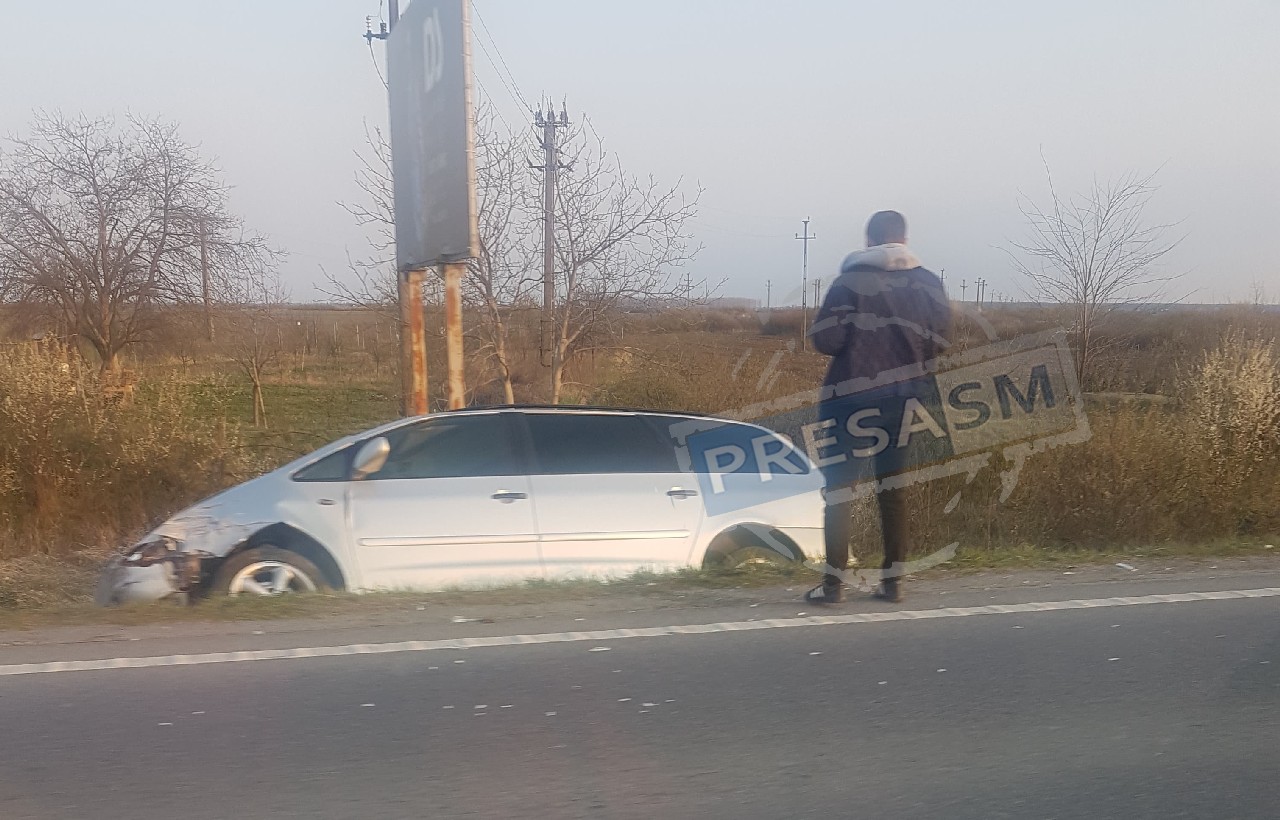 FOTO. Accident pe DN 19, între Satu Mare și Botiz. O mașină a ajuns în șanț