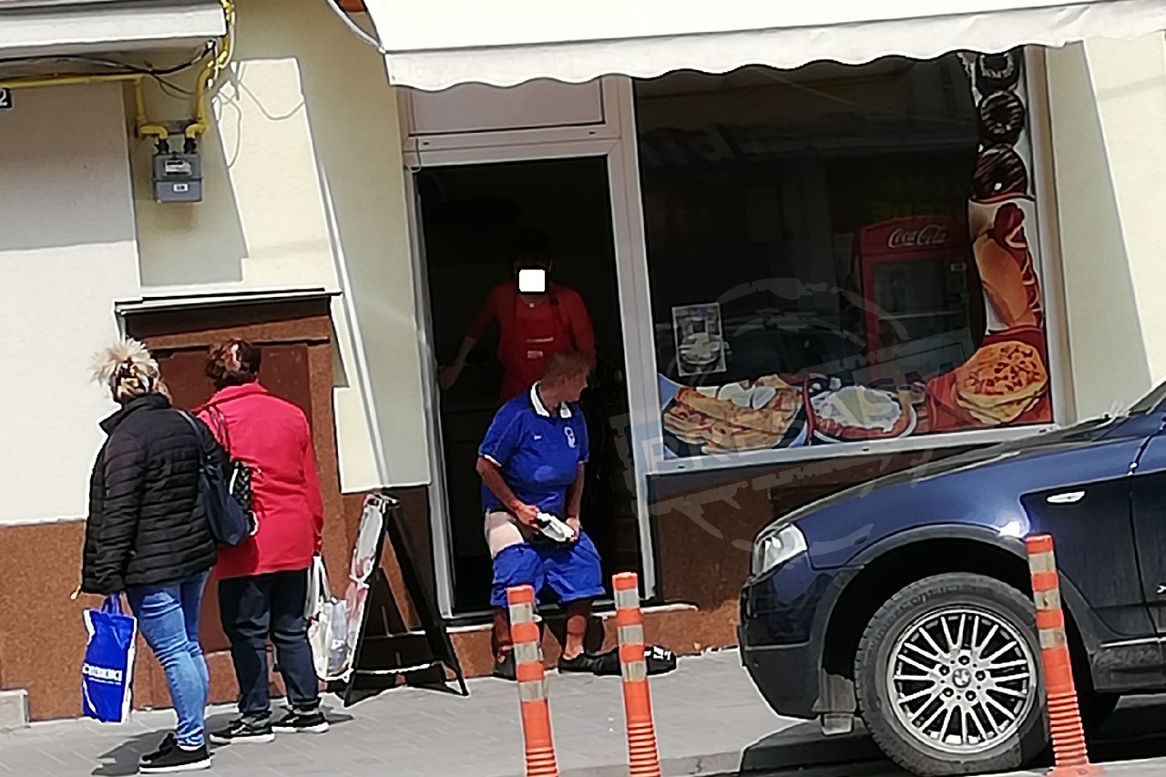 FOTO. Cea mai agresivă cerșetoare lovește din nou în Satu Mare. Cum s-a răzbunat pe o vânzătoare