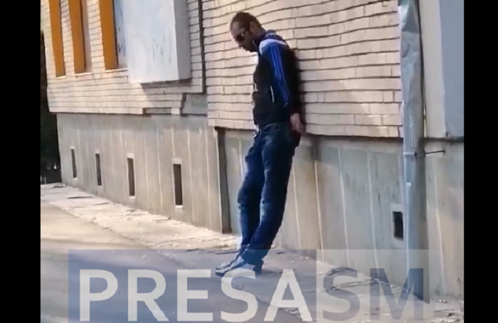 VIDEO. Individ ”prăjit” de droguri în Satu Mare. ”Zombie” în plină zi, pe Drumul Careiului