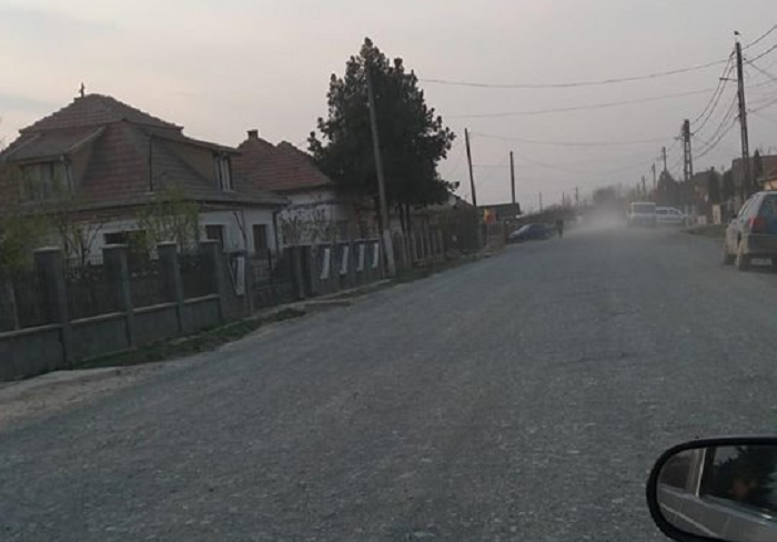 FOTO. Primarul unei comune s-a săturat: reparați drumurile, sunt cantități imense de praf