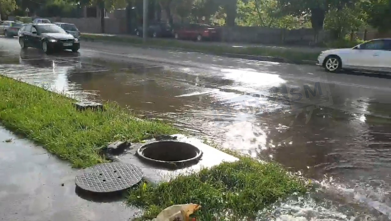 FOTO/VIDEO. Drumul Botizului, parțial sub apă. S-a spart o magistrală de apă