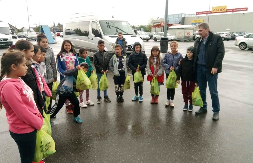 FOTO. Fără salarii, greviștii de la Electrolux, pachete pentru copiii sărmani din Satu Mare